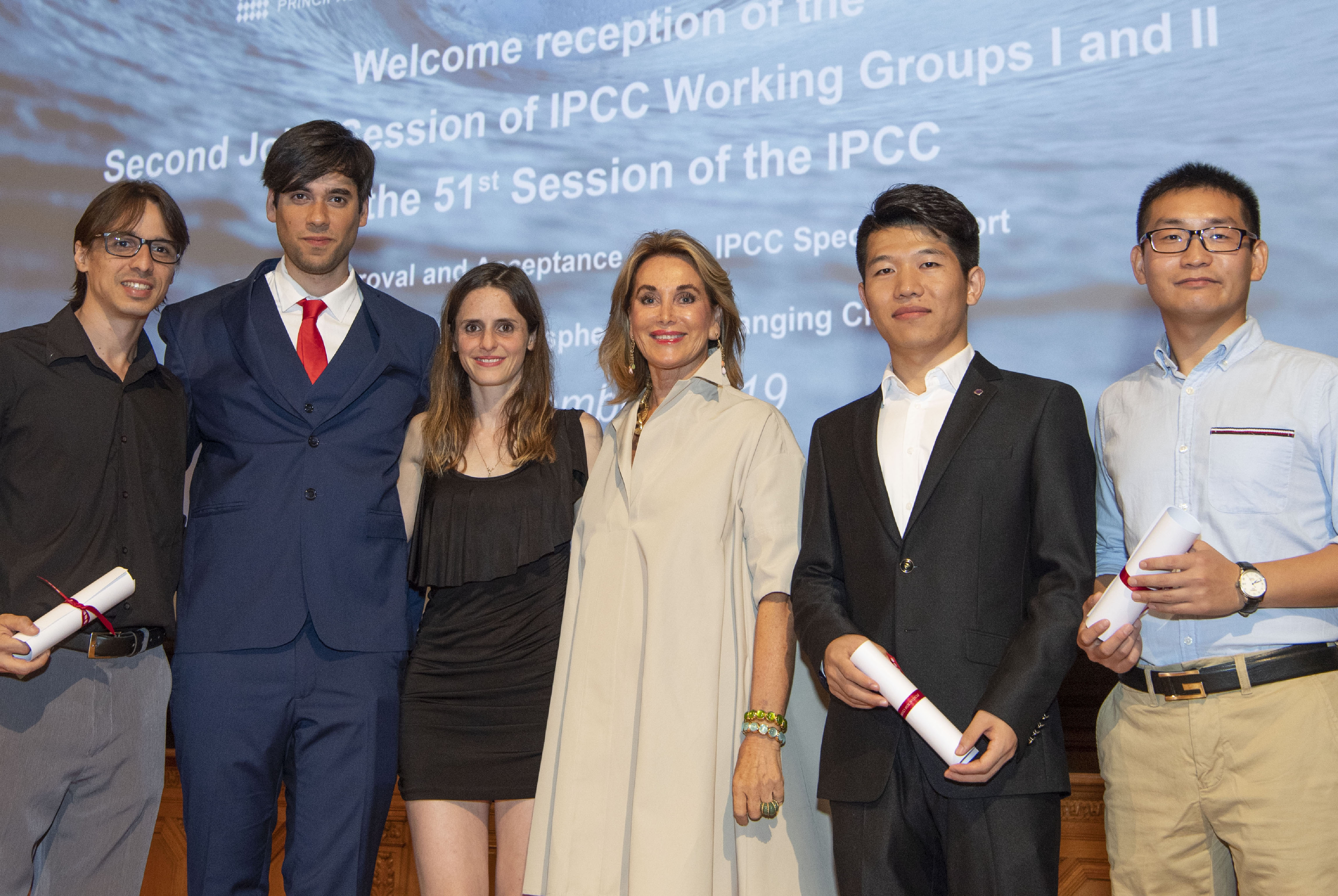 Madame Maria Elena Cuomo avec les boursiers GIEC de la promotion 2019-2021 - (de gauche à droite) Monsieur Igor Ribeiro (Brésil), Monsieur Pedro Fernandez (Argentine), Madame Ana Carolina Amarillo (Argentine), Monsieur Dongfeng Li (Chine) et Monsieur Da Yabin (Chine) - Musée Océanographique de Monaco, le 19 septembre 2019.